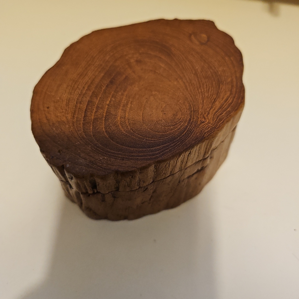 Tealight candle holder